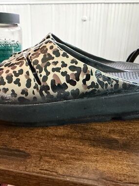 OOFOS Leopard Print Slide Sandals in Black and Tan women’s 10